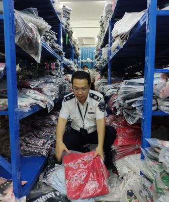突擊檢查進行時 服飾打假遇倉庫“閉門羹”，執法目光聚焦隱蔽角落